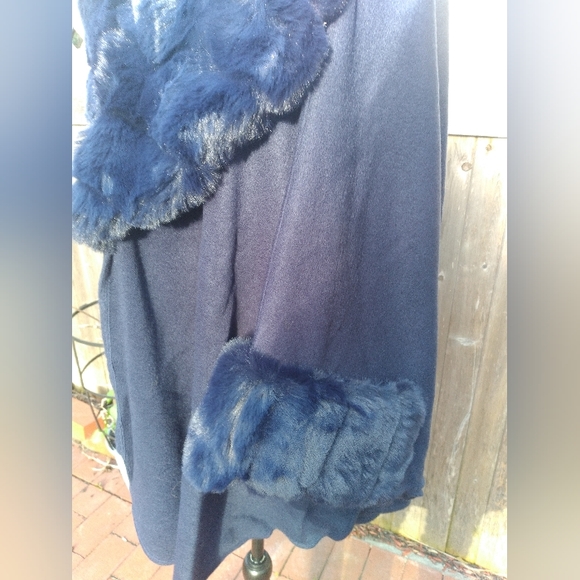 🍁 🎄 Beautiful Jacket faux fur accents OS Navy Blue color 😲 - Picture 4 of 13